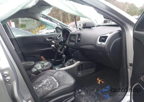 2019 Jeep Compass Latitude 4X4 z USA, uszkodzony, nr VIN 3C4NJDBB5KT595751